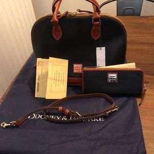 Dooney & Bourke Bags - Pebble Grain Zip Clutch Dooney & Bourke Bags - Pebble Grain Zip Clutch